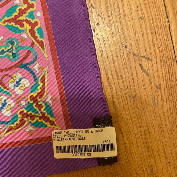 Hermès silk scarf - Picture 2 of 5